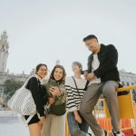 Jeune gens prenant un selfie