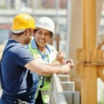 Des jeunes gens discutent sur un chantier de construction